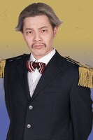 富山バラハス扮するバン艦長。