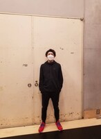 細身のジャージー姿でニコリ。誕生日プレゼントにもらったという足元の赤いスニーカーが映える。