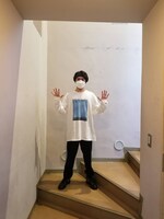 阿佐ヶ谷スパイダース「ともだちが来た」公演のオリジナルTシャツ。萌え袖で着こなす大久保だが、同作には出演していない。