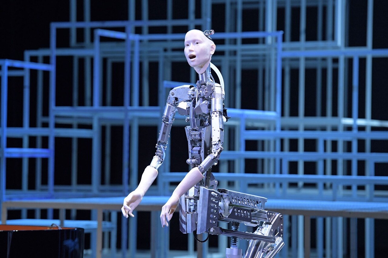 全知全能AIから“異端”扱いされた少年は…新国立劇場「スーパーエンジェル」世界初演