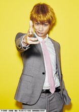 馬場良馬扮する霊幻新隆。