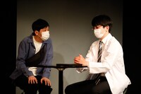 劇団競泳水着 第20回公演「夜から夜まで」より。（撮影：下田直樹）