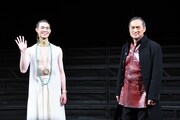 左から宮沢氷魚、渡辺謙。