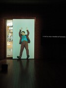 チェルフィッチュの〈映像演劇〉「風景、世界、アクシデント、すべてこの部屋の外側の出来事」より、「仕切り壁が仕切りを作っている」。