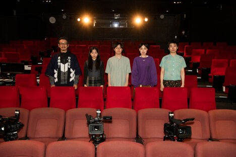 左から岩井秀人、藤谷理子、田村健太郎、川上友里、岩男海史。(c)平岩と坂本