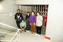 左から岩井秀人、岩男海史、藤谷理子、川上友里、田村健太郎。(c)平岩と坂本