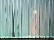 チェルフィッチュの〈映像演劇〉「風景、世界、アクシデント、すべてこの部屋の外側の出来事」より、「カーテンの向こうで起きていること」。