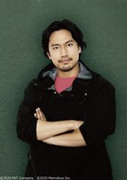 小柳心扮するサカヤ。