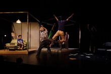 ゆうめい「姿」より。（撮影：佐々木啓太）