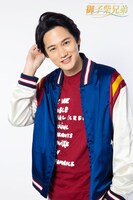 寿里扮する御子柴浩二。