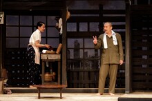 こまつ座 第136回公演「父と暮せば」より。（撮影：夛留見彩）