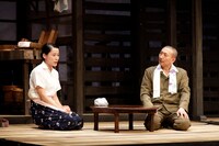 こまつ座 第136回公演「父と暮せば」より。（撮影：夛留見彩）