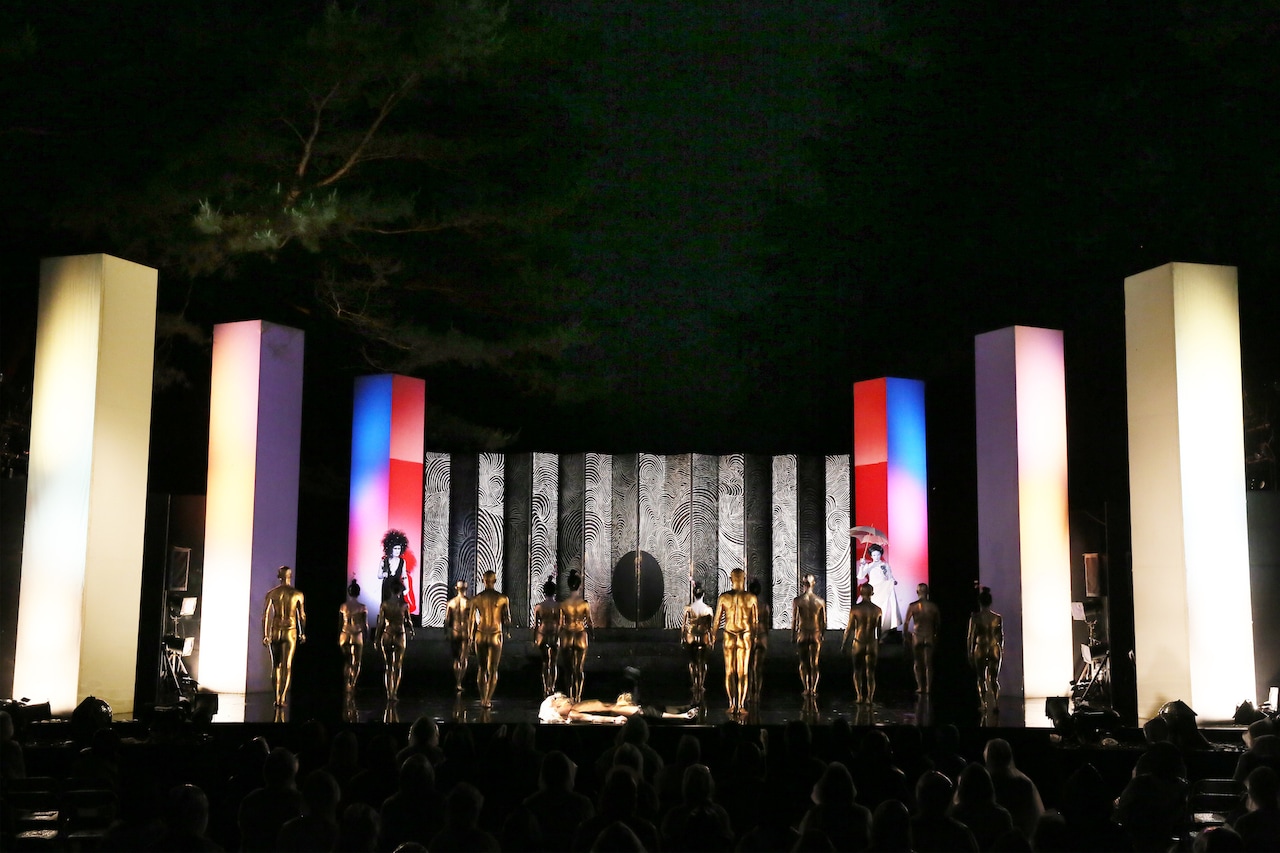 東京都庭園美術館の芝庭に出現した金色の肉体、大駱駝艦「Crazy Camel Garden」開幕