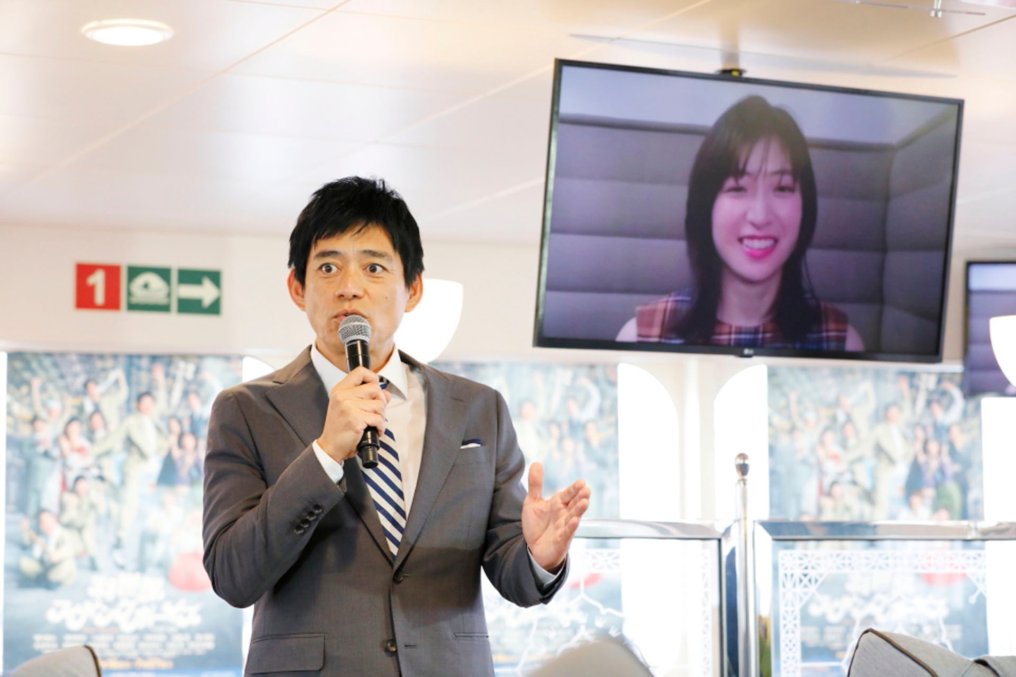 左から博多華丸、南沢奈央。