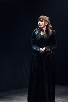 スタジオライフ「VAMPIRE LEGENDS」カーミラ版より。（Photo by ATZSHI HIRATZKA）