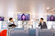 左から斉藤優、南沢奈央、博多華丸。