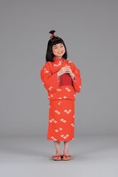 「松竹新喜劇 夏まつり特別公演 新作喜劇『一休さん』」より、毎田暖乃演じる女の子。