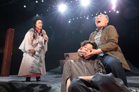 NODA・MAP 第24回公演「フェイクスピア」より。（撮影：篠山紀信）