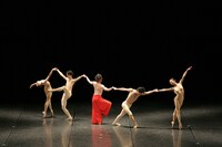 「舞楽」より。（Photo by Kiyonori Hasegawa）