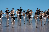 「ギリシャの踊り」より。（Photo by Kiyonori Hasegawa）