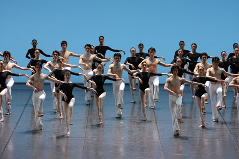 「ギリシャの踊り」より。（Photo by Kiyonori Hasegawa）