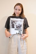1986年公開の映画「ダウン・バイ・ロー」のビジュアルがプリントされたTシャツ。裾はタックインしてスッキリと。