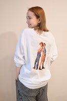 この日は1991年の映画「マイ・ガール」Tシャツ。モノトーンでそろえたスタイルの中で、背面のカラープリントが目を引くコーディネート。