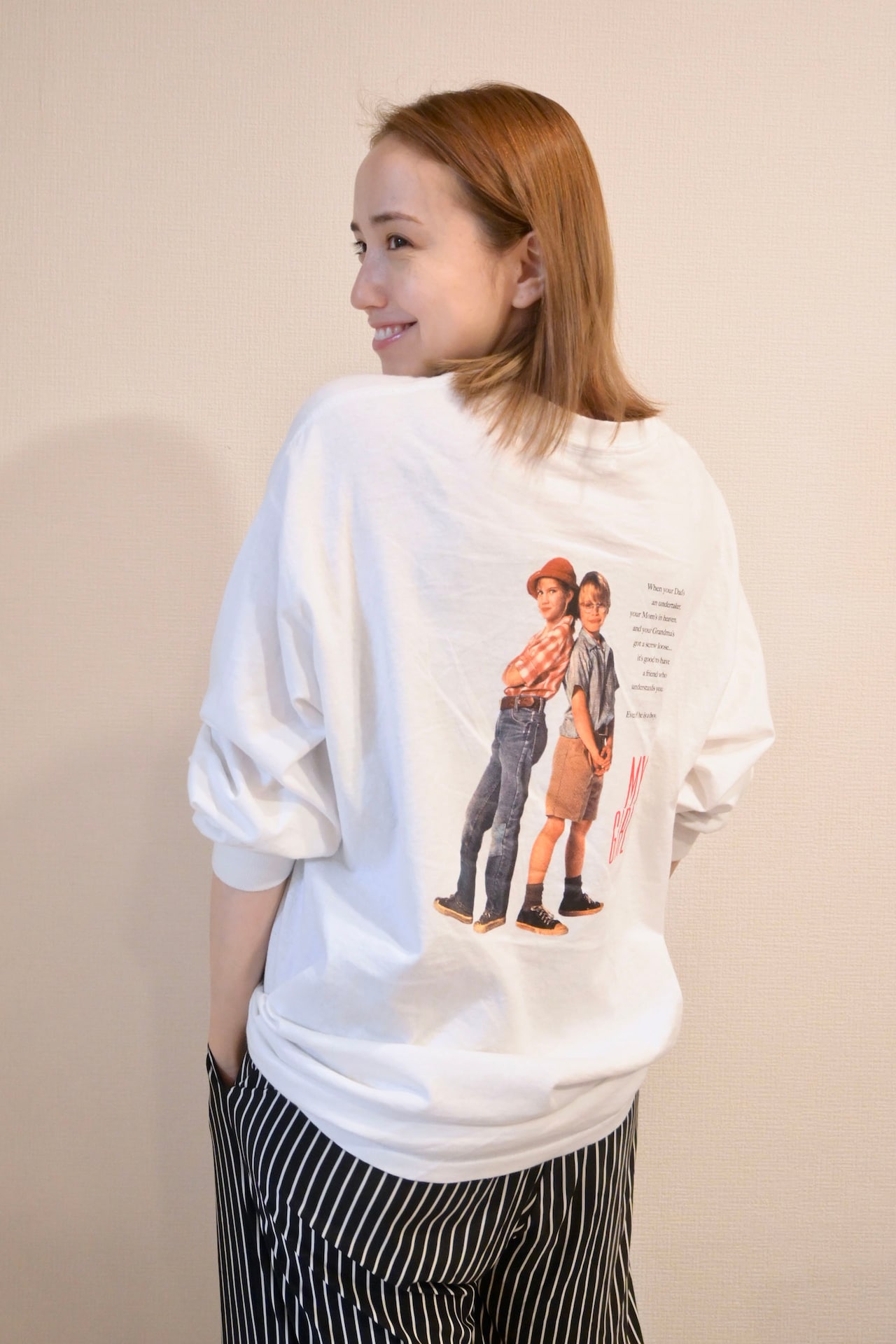 この日は1991年の映画「マイ・ガール」Tシャツ。モノトーンでそろえたスタイルの中で、背面のカラープリントが目を引くコーディネート。