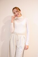 ふんわりホワイトな1日。首を空調から守る透け感トップスが軽やか。