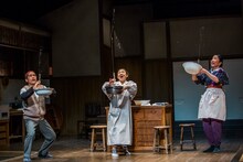 劇団民藝・こまつ座公演「ある八重子物語」より。（撮影：谷古宇正彦）