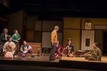 劇団民藝・こまつ座公演「ある八重子物語」より。（撮影：谷古宇正彦）