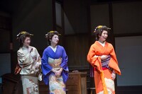 劇団民藝・こまつ座公演「ある八重子物語」より。（撮影：谷古宇正彦）
