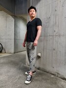 デザインがキュートなステテコ。黒TシャツはVネックのものを。