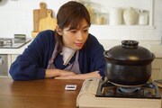 Huluオリジナル「明日海りおのアトリエ」より、土鍋でご飯を炊く明日海りお。
