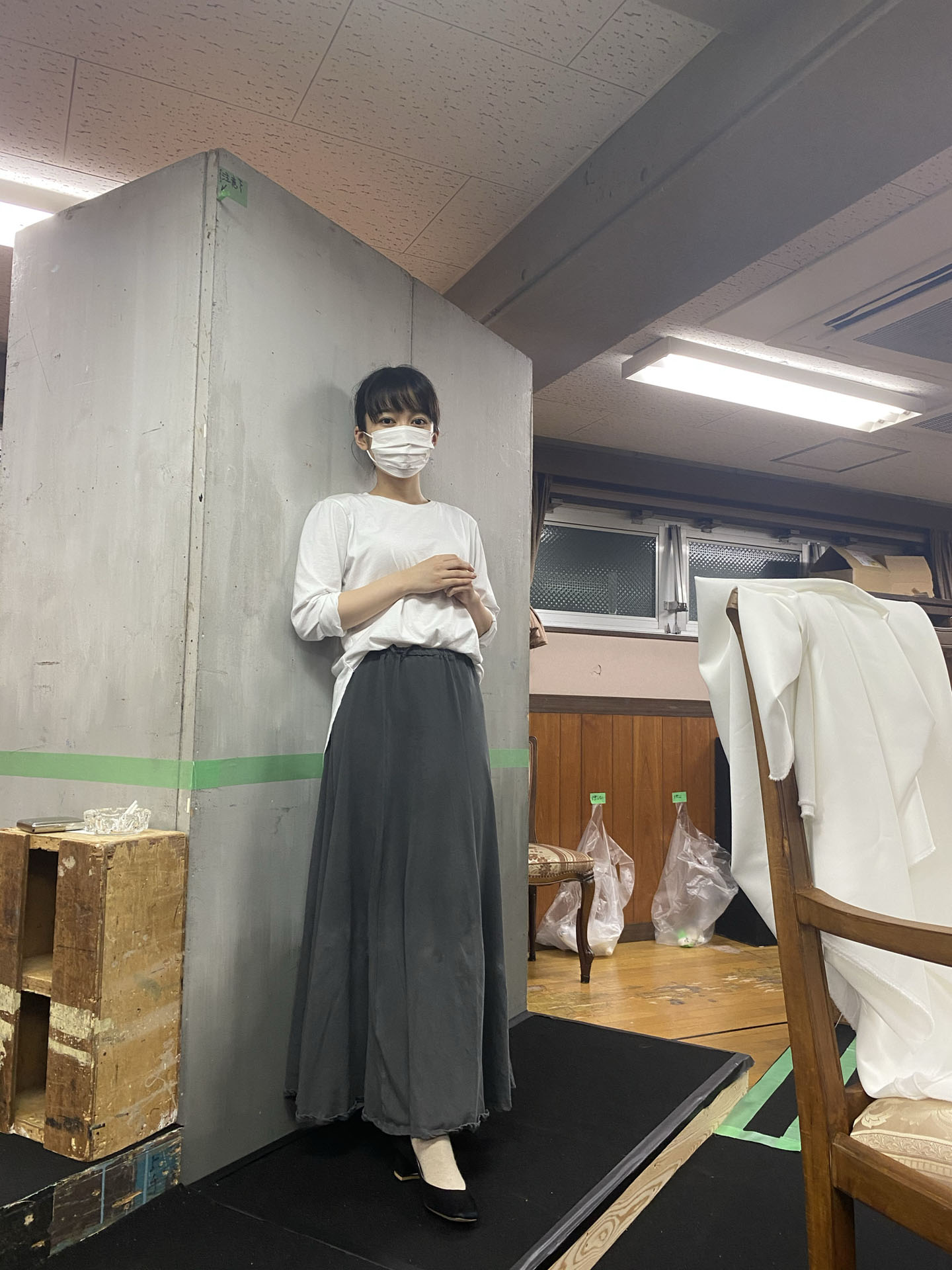 戯曲から黒沢がイメージした、“アマーリアスタイル”。白いトップスにグレーのロングスカート、黒いシューズでシックに決める。