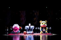「日本生命 B.LEAGUE FINALS 2020-21」オープニングより。左からジャンボくん、尾上右近、ブレッキー。（写真提供：B.LEAGUE）(c)B.LEAGUE