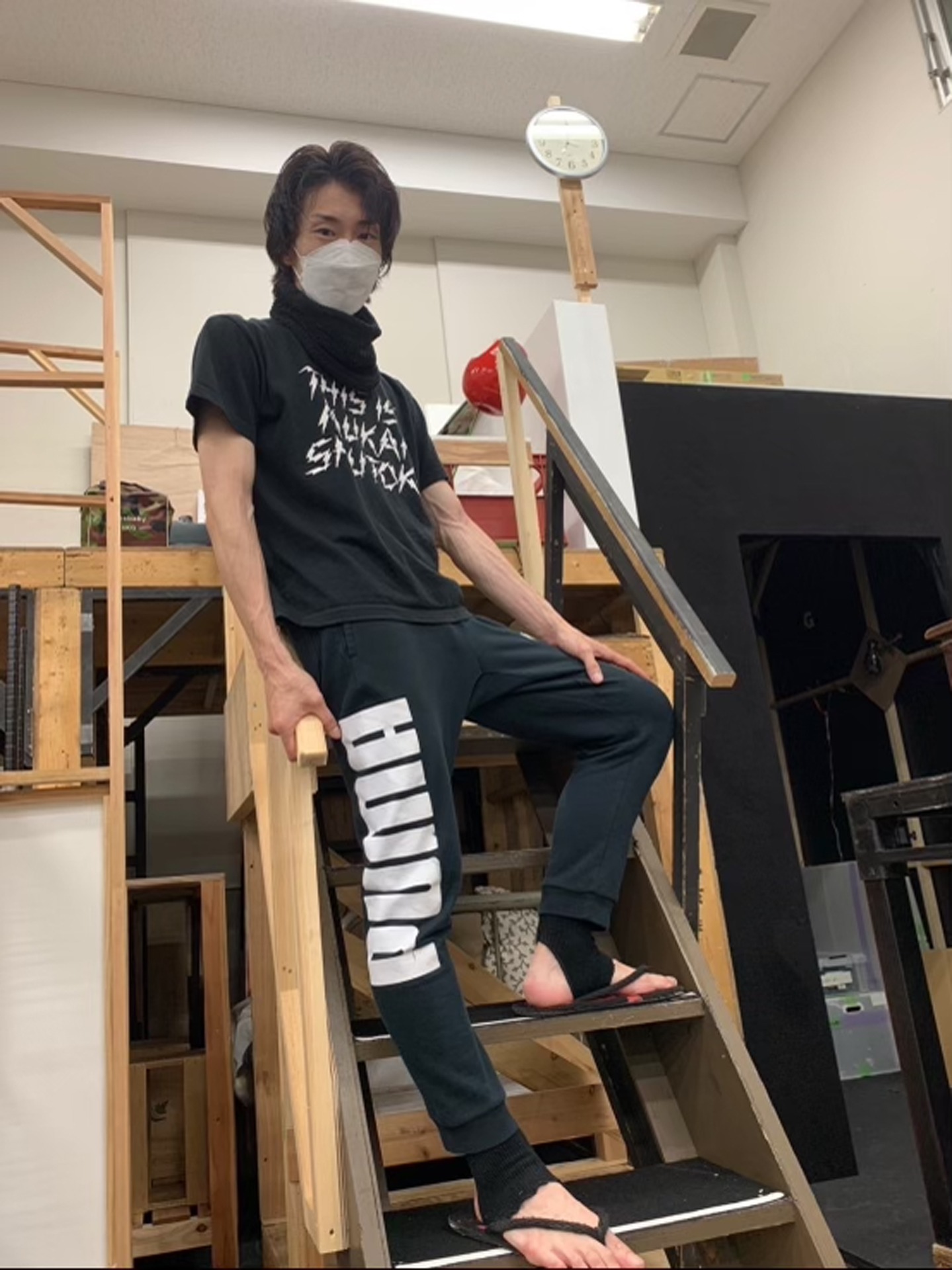 PUMAを着こなす玉置。雪駄をセレクトする様子に“すぐに動ける”心意気がうかがえる。
