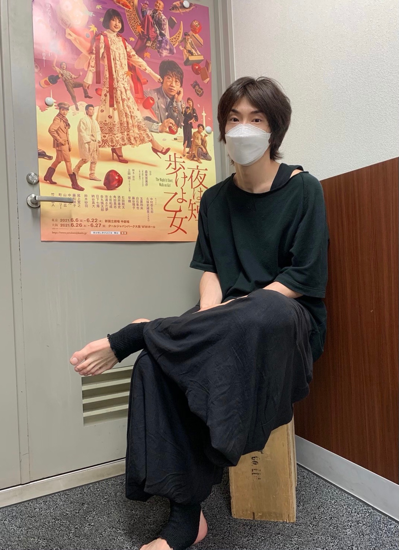 玉置の仲間への思いがギュッと詰まった、リラックス稽古着。公演ポスターの前で写真を撮る気遣いも素敵。