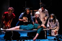 劇団「地蔵中毒」前回公演「宴たけなわ 天高く円越える 孫世代」より。（撮影：塚田史香）