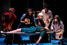 劇団「地蔵中毒」前回公演「宴たけなわ 天高く円越える 孫世代」より。（撮影：塚田史香）