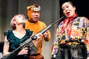 劇団「地蔵中毒」前回公演「宴たけなわ 天高く円越える 孫世代」より。(撮影:塚田史香)