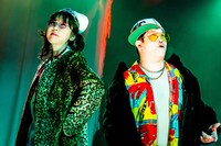 劇団「地蔵中毒」前回公演「宴たけなわ 天高く円越える 孫世代」より。（撮影：塚田史香）