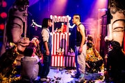 劇団「地蔵中毒」前回公演「宴たけなわ 天高く円越える 孫世代」より。(撮影:塚田史香)