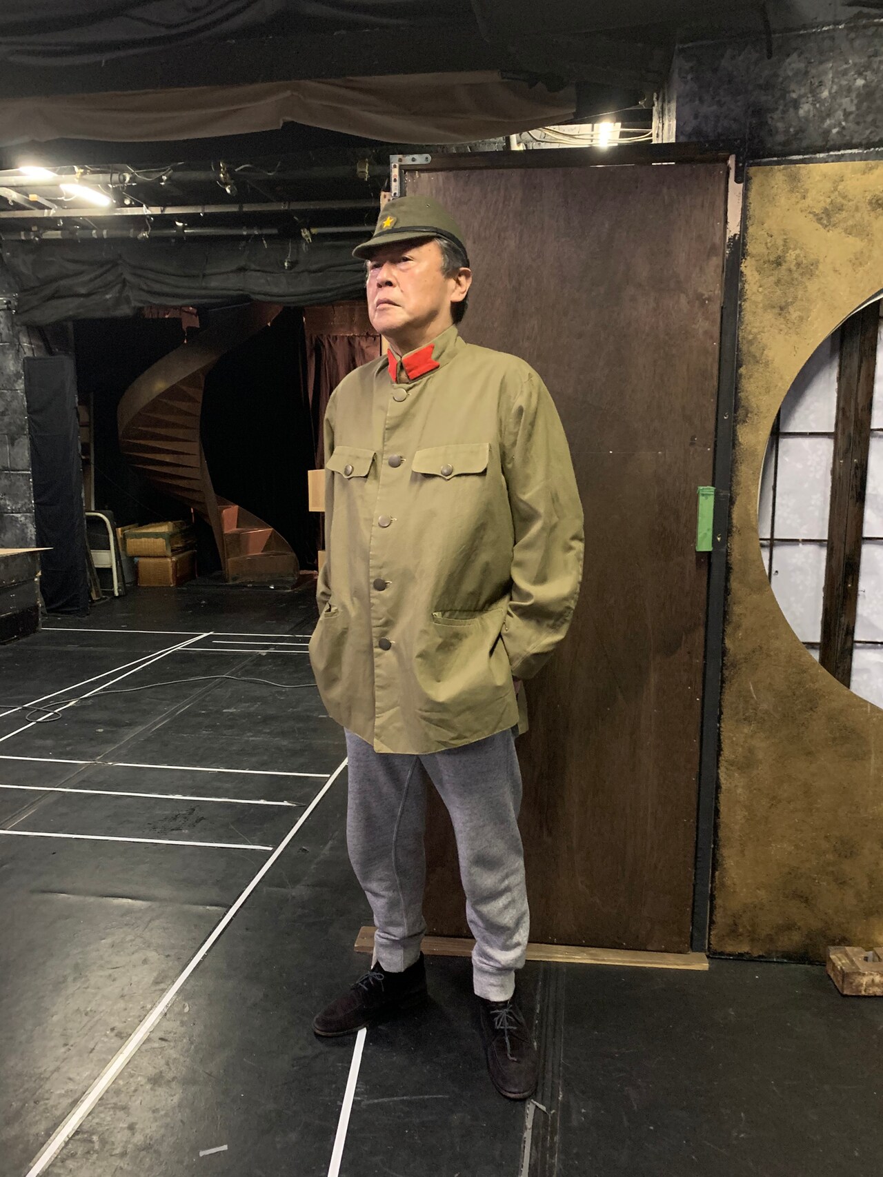 衣装に似た軍服風の稽古着。カッコいい。二十年ものの靴を履いてキリッと。