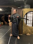 稽古場でこの眼光。カッコいい。年齢を重ねてこそ締まる着こなし。