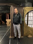 ネーム入りで愛着のあるジャージー。リラックスしたユニクロのパンツを合わせて。