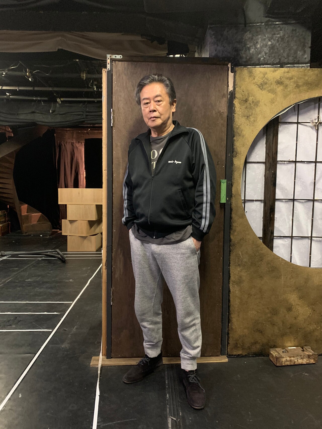 ネーム入りで愛着のあるジャージー。リラックスしたユニクロのパンツを合わせて。