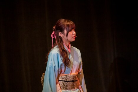 浜浦彩乃扮する香夜。