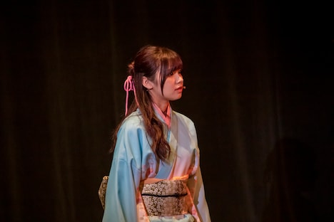 浜浦彩乃扮する香夜。