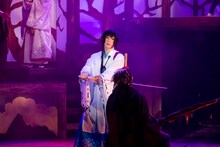 田中稔彦扮する鷺原左京。